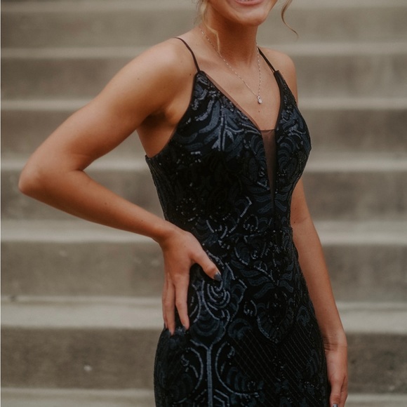 Black sequins Bloomingdale’s prom dress, size: 2 but can fit as a 0 - Picture 4 of 5
